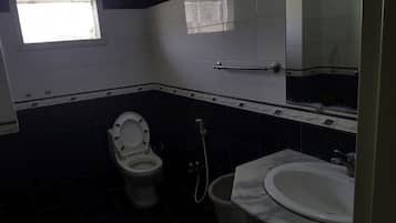 Shower, rainfall showerhead, free toiletries, slippers