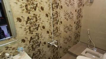 Shower, rainfall showerhead, free toiletries, slippers