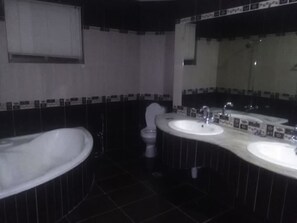 Shower, free toiletries, bathrobes, slippers - Executive Galaxy Guest House (Islamabad)