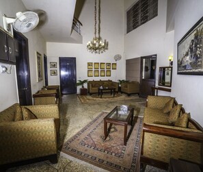 Coin salon dans le hall