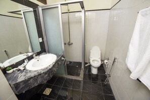 Baignoire relaxante profonde, articles de toilette gratuits, chaussons