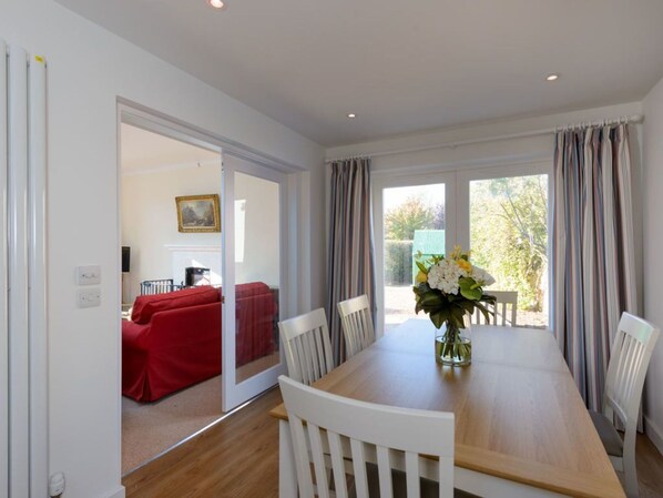 Ferienhaus, Mehrere Betten | Essbereich im Zimmer