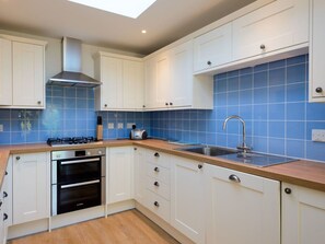 Cottage, Multiple Beds | Private kitchen | Fridge, microwave, oven, stovetop - Glenconner Garden Cottage (North Berwick)