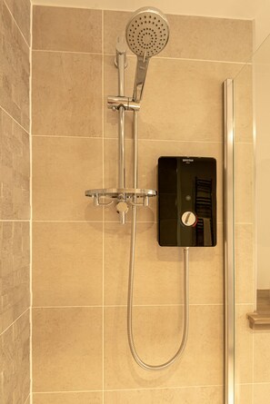Luxury Apartment, Multiple Beds, Non Smoking | Bathroom shower
