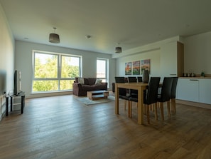 Luxury Apartment, Multiple Beds, Non Smoking | In-room dining