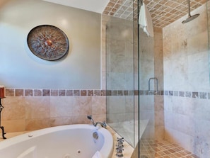 Badewanne, Haartrockner, Handtücher