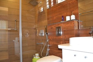 Quarto casal real, várias camas, para não fumantes, vista para a montanha | Banheiro