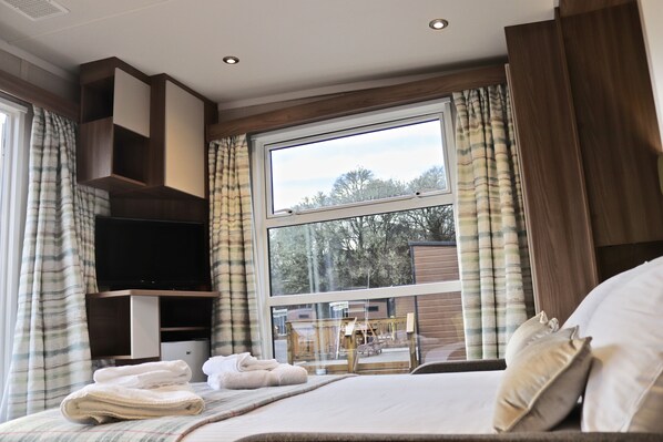 Perhestudio, useita sänkyjä, tupakointi kielletty, näköala mäelle | Oleskelualue | Taulutelevisio