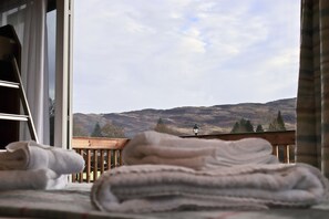 Perhestudio, useita sänkyjä, tupakointi kielletty, näköala mäelle | Näkymä huoneesta