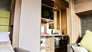 Estudio familiar, varias camas, para no fumadores, vista a la colina | Cocineta privada | Microondas, tetera eléctrica y utensilios de cocina 