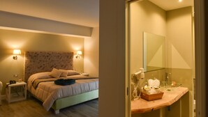 Un dormitorio con cama, lámparas de noche y mesita de noche.