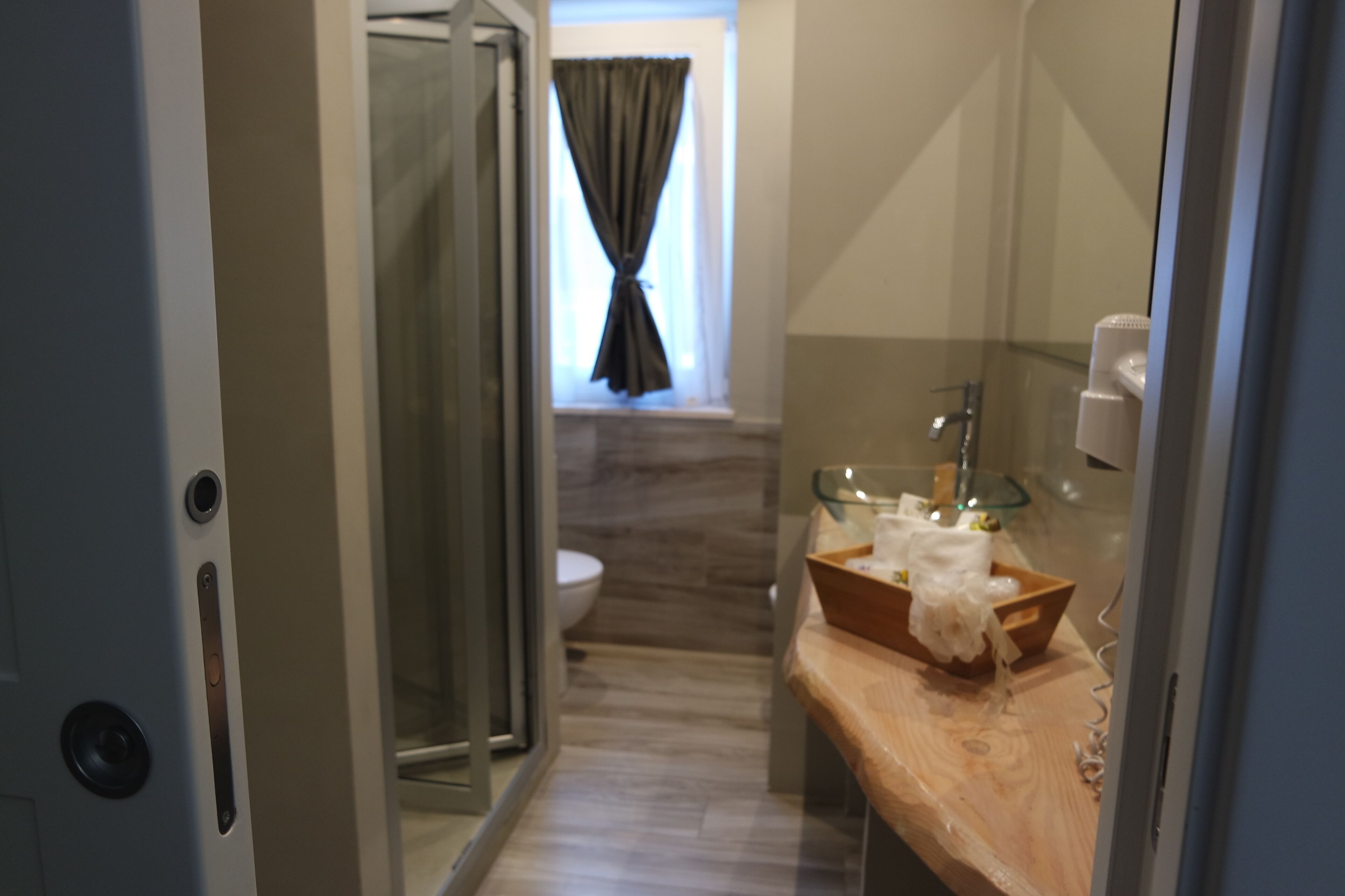 shower, rainfall showerhead, free toiletries, hair dryer