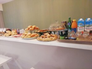 Café da manhã com buffet grátis todos os dias
