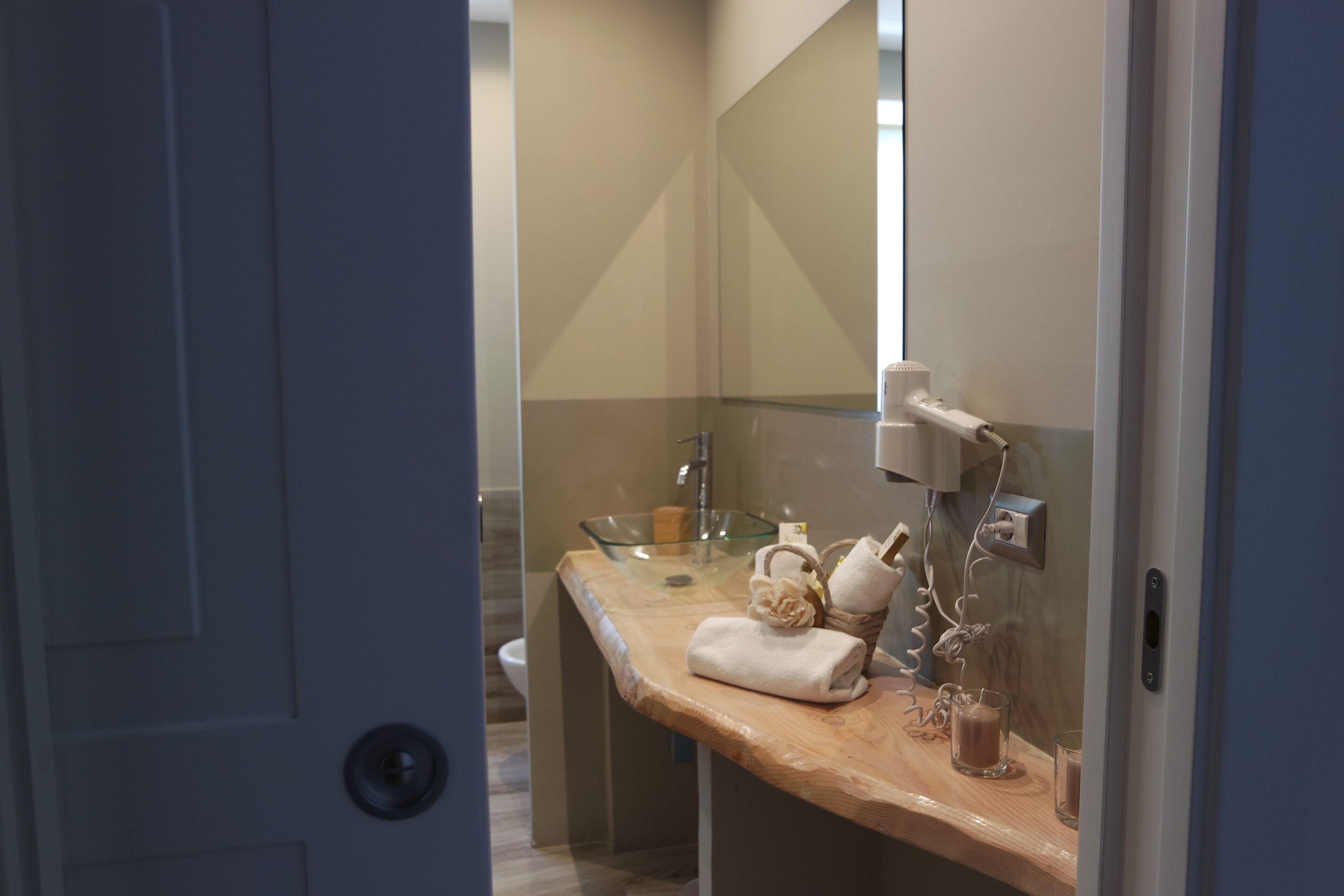 shower, rainfall showerhead, free toiletries, hair dryer