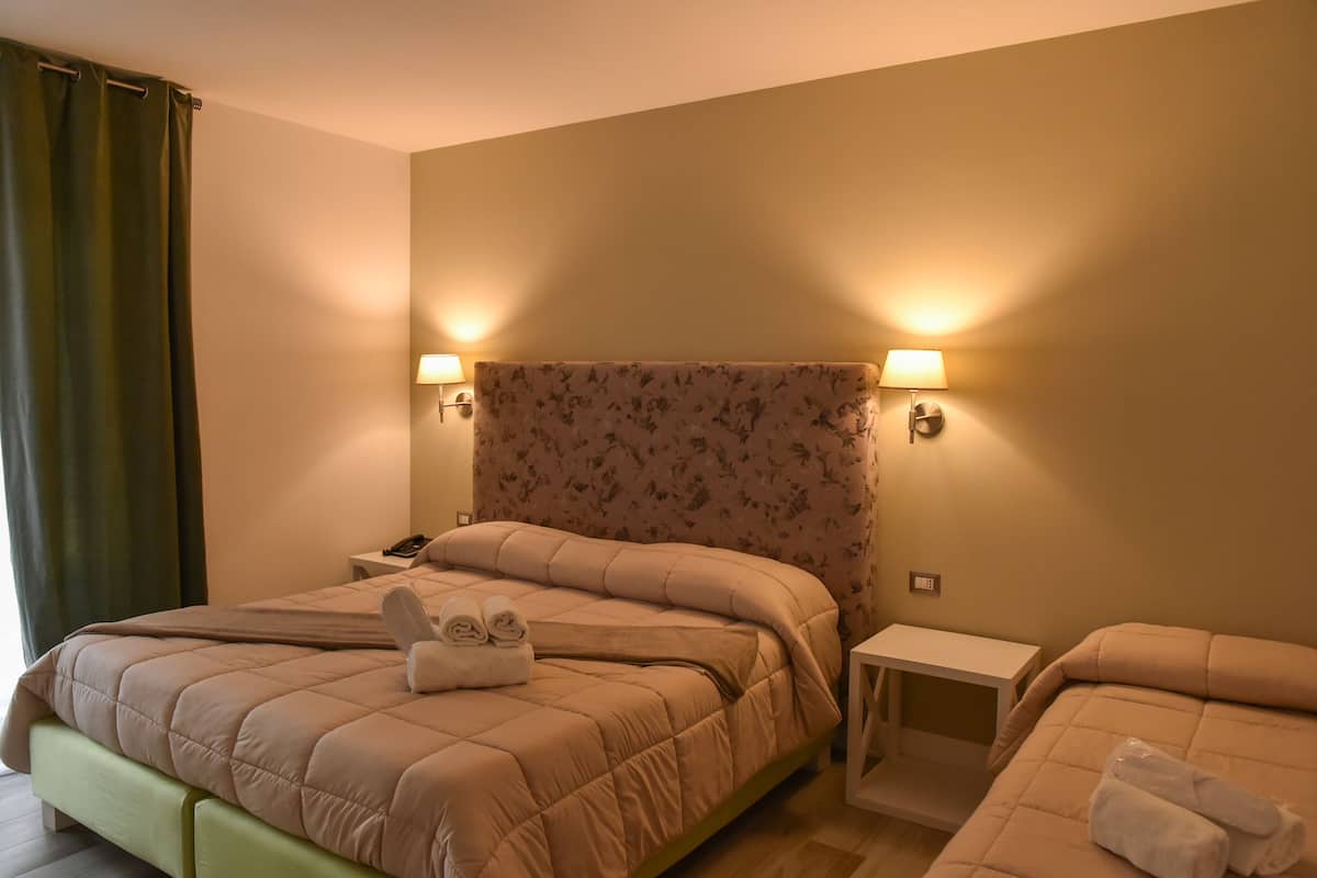 Quarto triplo standard, sacada | Cofres nos quartos, escrivaninha, cortinas blackout