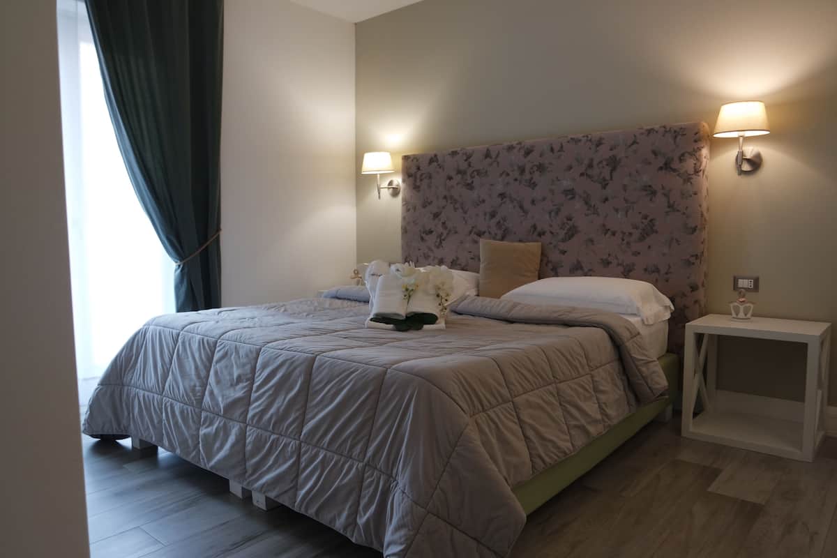 Quarto superior, 1 cama Queen, sacada | Cofres nos quartos, escrivaninha, cortinas blackout