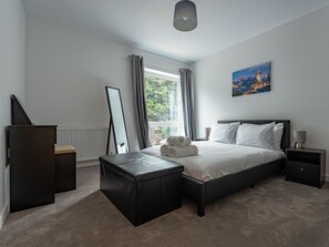 Luxury Apartment, Multiple Beds, Non Smoking | 2 bedrooms, iron/ironing board, free WiFi, bed sheets - Spacious Modern Apartment (Edinburgh)