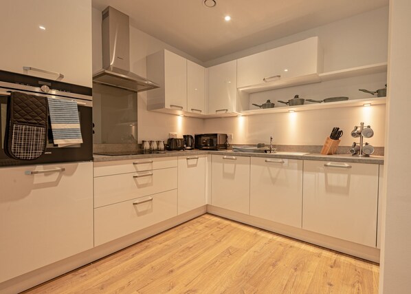 Luxury Apartment, Multiple Beds, Non Smoking | Private kitchen | Fridge, microwave, oven, stovetop - Spacious Modern Apartment (Edinburgh)