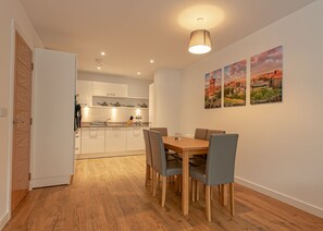 Luxury Apartment, Multiple Beds, Non Smoking | In-room dining