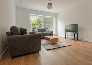 Apartament de luxe, diversos llits, no fumadors | Sala d'estar | Televisor 