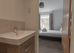Apartment, Non Smoking | 2 bedrooms, iron/ironing board, free WiFi, bed sheets - Stylish Modern Apartment (Edinburgh)