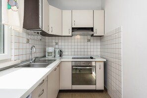 Kühlschrank, Ofen, Herdplatte, Wasserkocher mit Kaffee-/Teezubehör