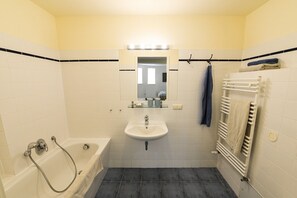 Dusche, Haartrockner, Handtücher, Toilettenpapier