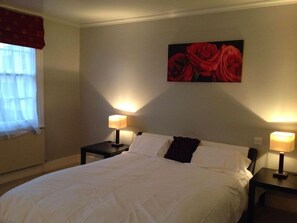 8 bedrooms, in-room safe, iron/ironing board, free WiFi - Heathrow Hostel Ltd (London)