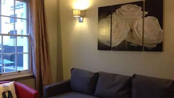 Dobbelt- eller tomannsrom, 2 enkeltsenger, tilgjengelighetstilpasset, ikke-røyk | Oppholdsrom