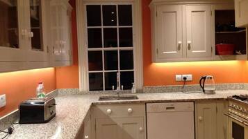 Dobbelt- eller tomannsrom, 2 enkeltsenger, tilgjengelighetstilpasset, ikke-røyk | Eget kjøkken