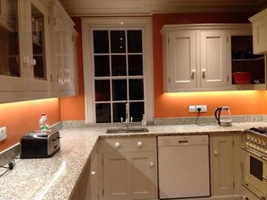 Dobbelt- eller tomannsrom, 2 enkeltsenger, tilgjengelighetstilpasset, ikke-røyk | Eget kjøkken