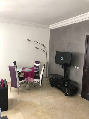 Appartement, 2 chambres | Salle de séjour | Téléviseur à écran plat