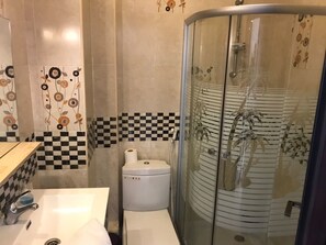 Departamento, 2 habitaciones | Baño | Regadera y secadora de cabello