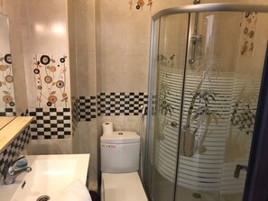 Appartement, 2 slaapkamers | Badkamer | Een douche, een haardroger