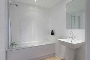 Apartment, 1 Bedroom, Non Smoking | Bathroom | Combined shower/tub, free toiletries, hair dryer, towels - Vida House (London)