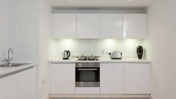 Apartment, 1 Bedroom, Non Smoking | Private kitchen | Fridge, microwave, oven, stovetop