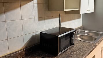 Een koelkast, een microgolfoven