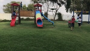Une aire de jeux avec des toboggans et des structures d’escalade.