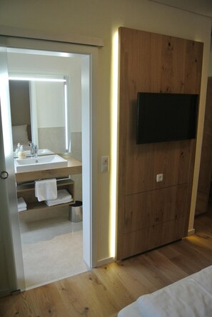 In-room safe, desk, blackout curtains, soundproofing - Hotel Jägerhof (Weibersbrunn)