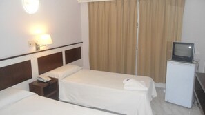 Cortinas opacas, wifi gratis, ropa de cama