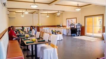 Petit déjeuner composé de spécialités régionales (7.50 USD par personne)