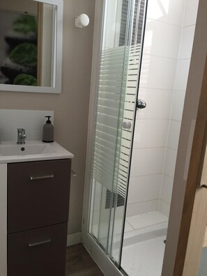 Shower, deep-soaking bathtub, free toiletries, hair dryer - Le Clos De La Tour (La Tour-du-Pin)