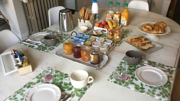 Double Room, 1 Double Bed, Non Smoking | Breakfast area | Free daily continental breakfast