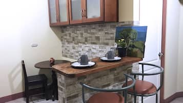 Standard Apartment, 2 Bedrooms, Non Smoking | In-room dining