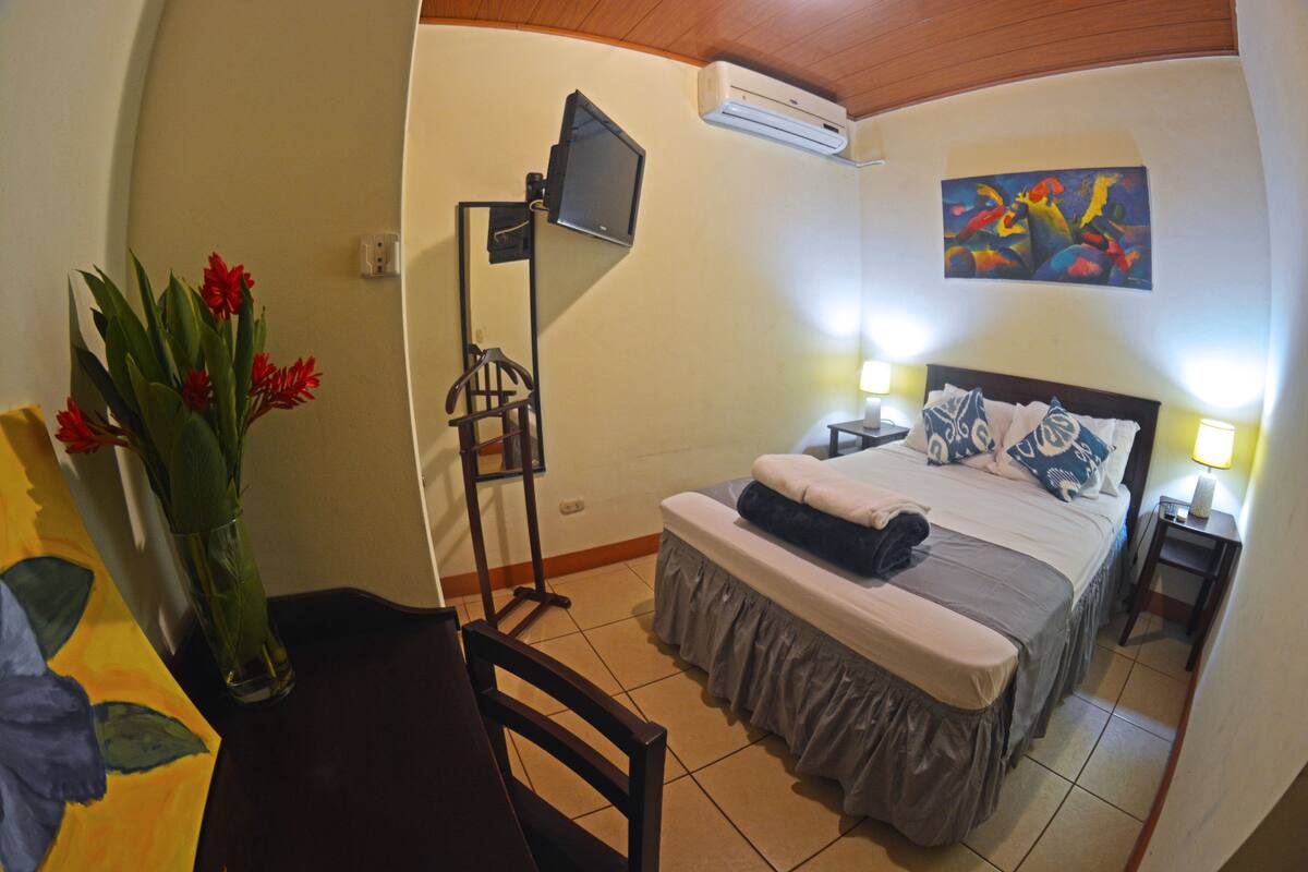 Comfort Apartment, 1 Queen Bed, Non Smoking | In-room safe, desk, WiFi (free), bed sheets
