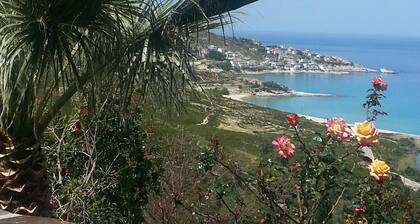 Studio con 2 camere da letto, 4 persone, 1 bagno, ampia terrazza, vista mozzafiato sul mare e sulle montagne