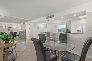 Dining - Crystal Sands Tower Unit 509 - Beachfront (SARASOTA)