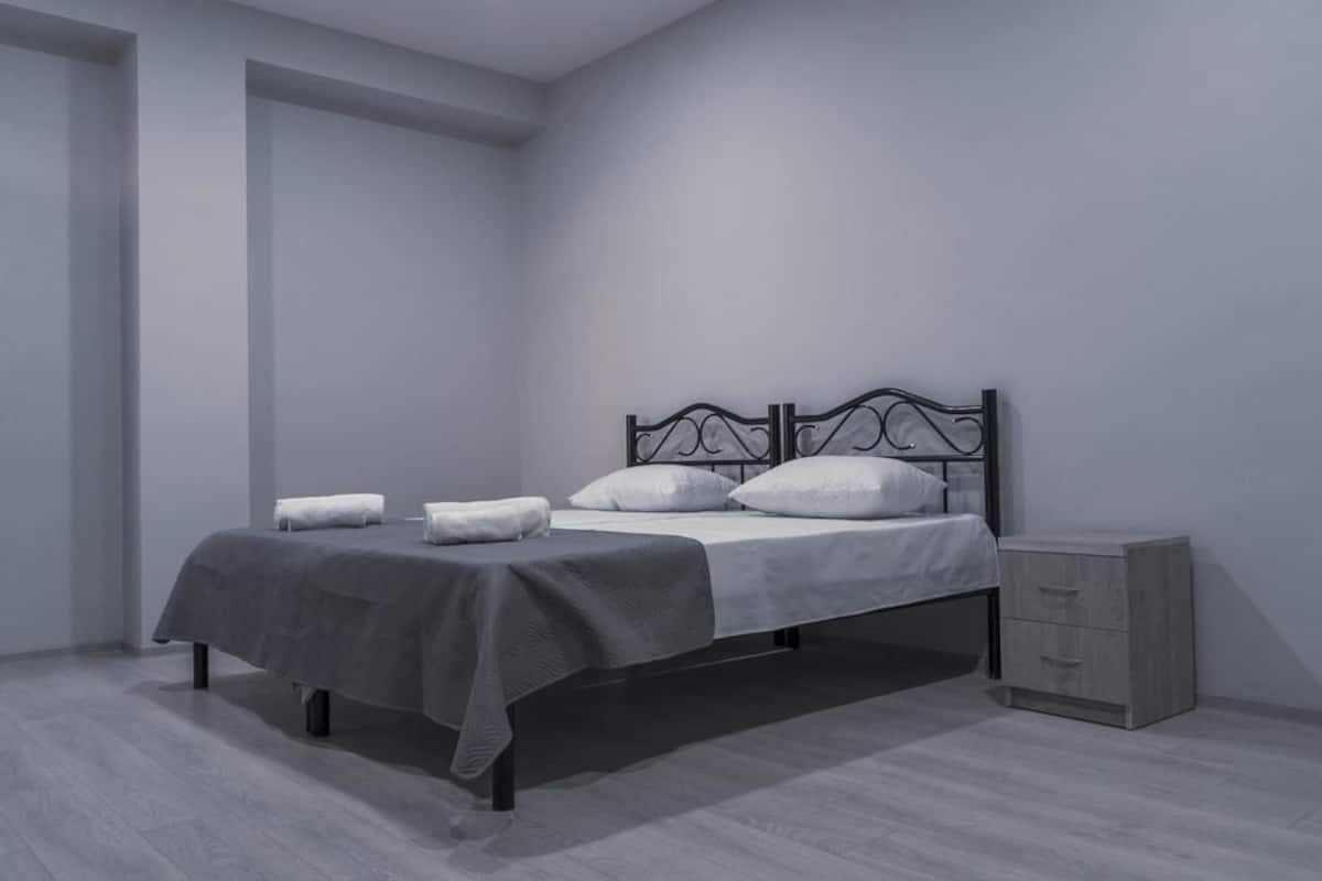 Habitación estándar con 2 camas individuales | Ropa de cama de alta calidad, escritorio, insonorización y wifi gratis