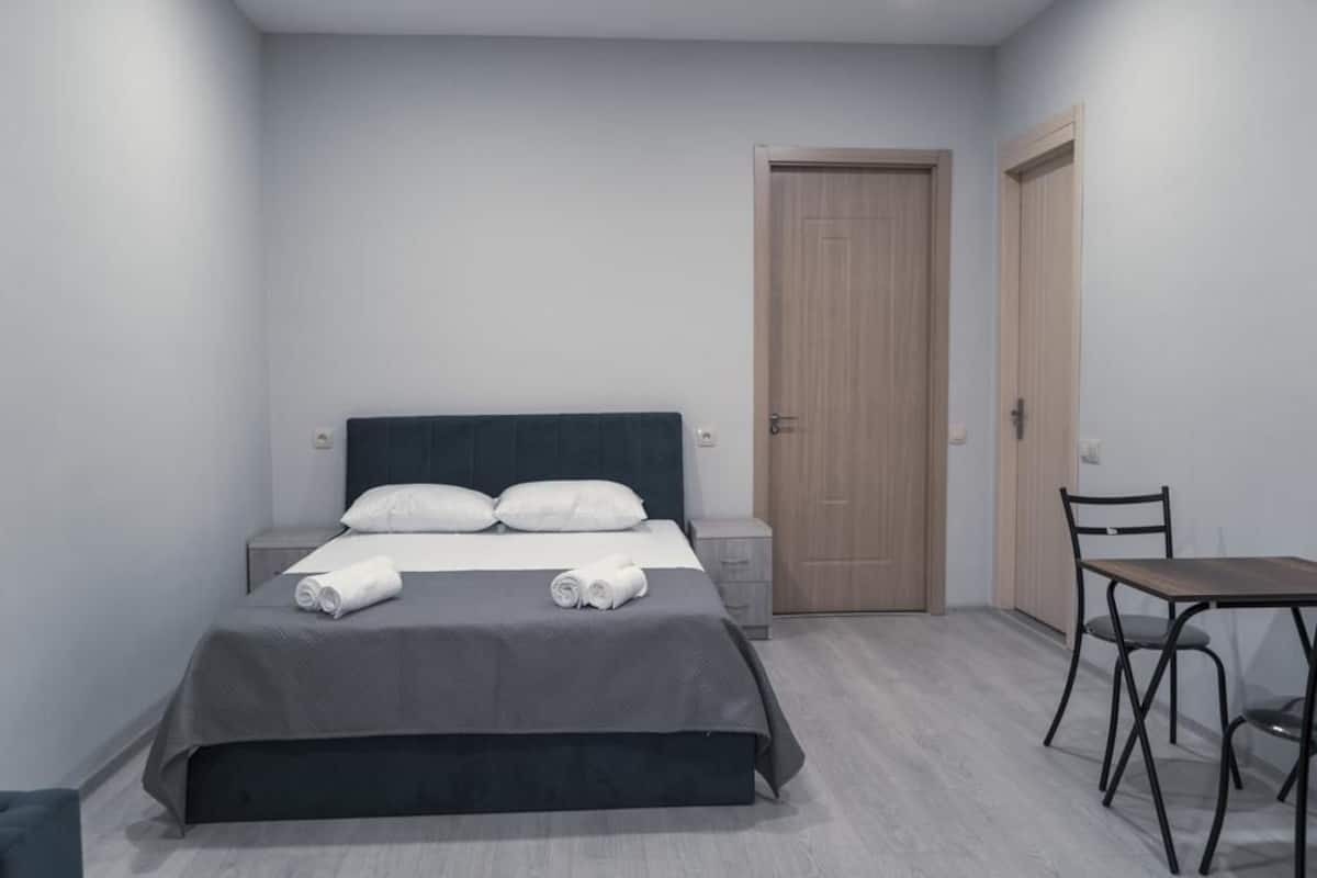 Habitación triple estándar | Ropa de cama de alta calidad, escritorio, insonorización y wifi gratis