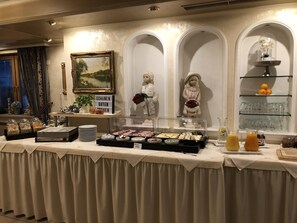Petit déjeuner buffet servi tous les jours en supplément